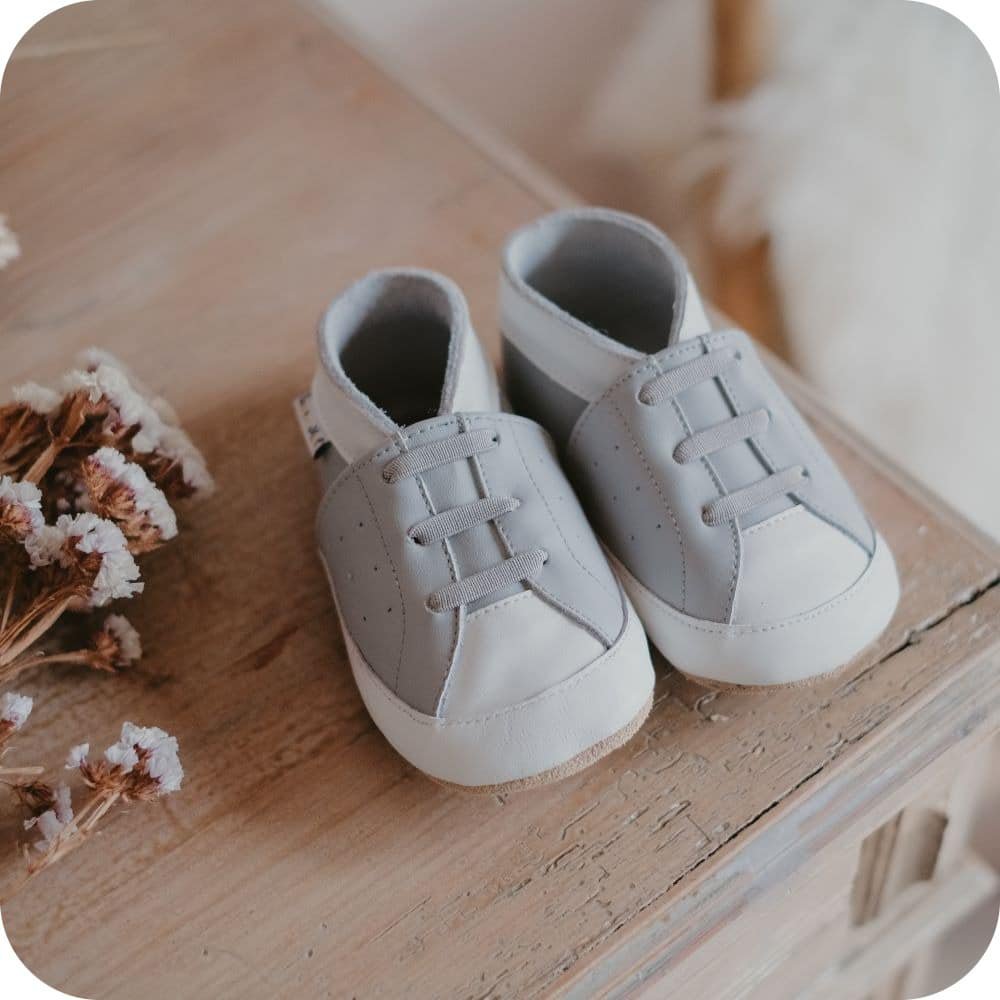 Babyhausschuhe aus weichem Leder Graue Turnschuhe