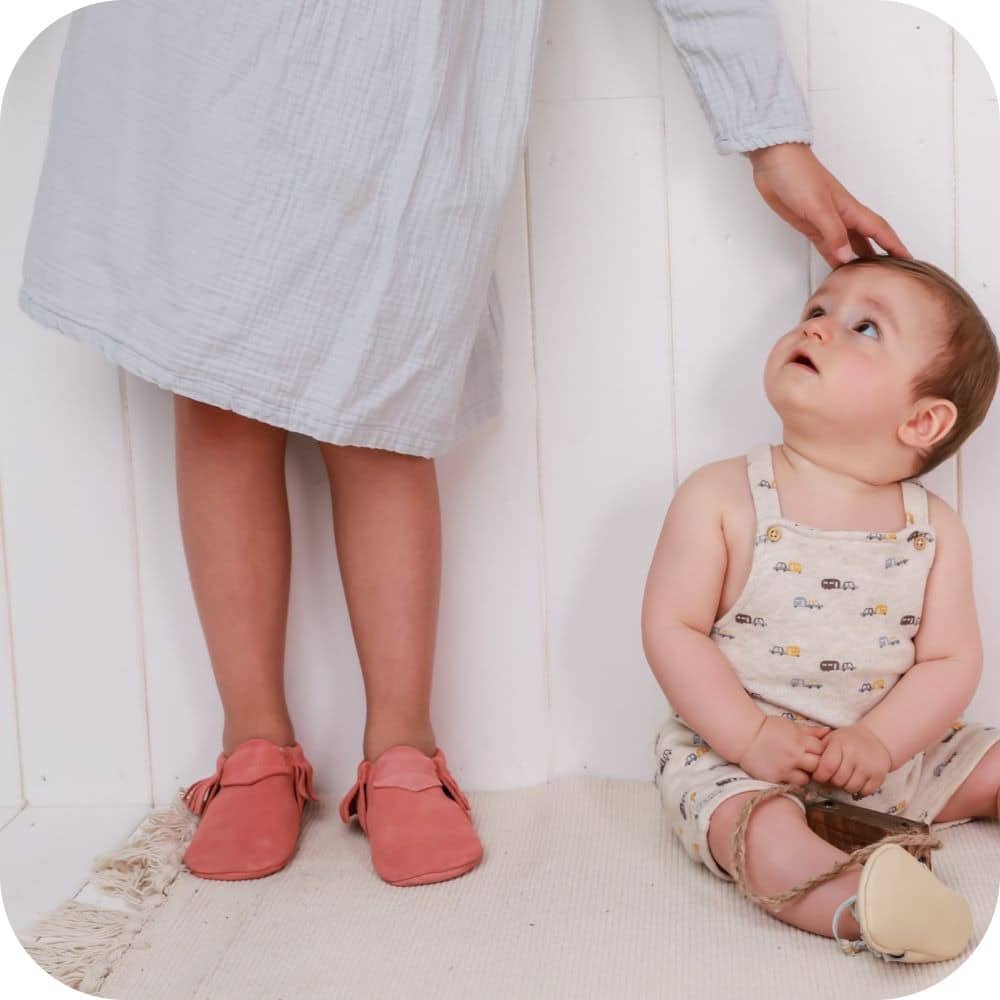 Mokassin-Babyhausschuhe aus korallenfarbenem Wildleder