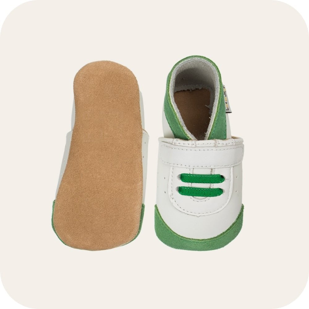 Weiße und Grüne Babyhausschuhe aus weichem Leder