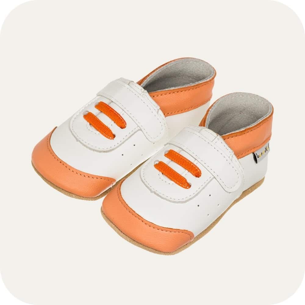 Babyhausschuhe aus weichem Leder in Weiß und Orange