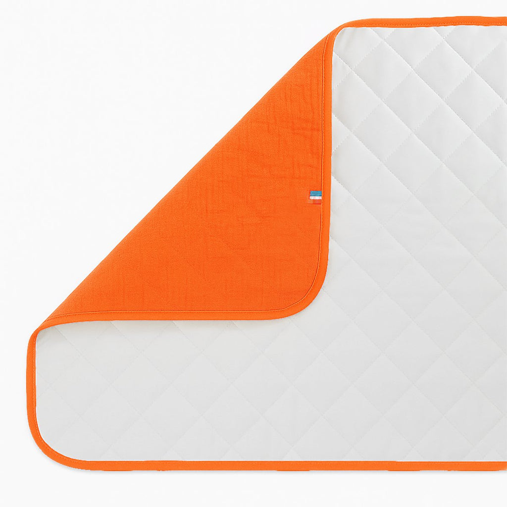 Mobile Wickelunterlage aus Bio-Baumwolle Erdbeerfarbe