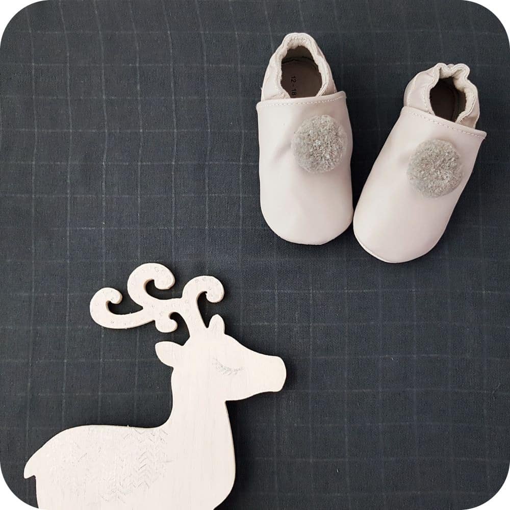Babyschuhe mit Pompons Grau