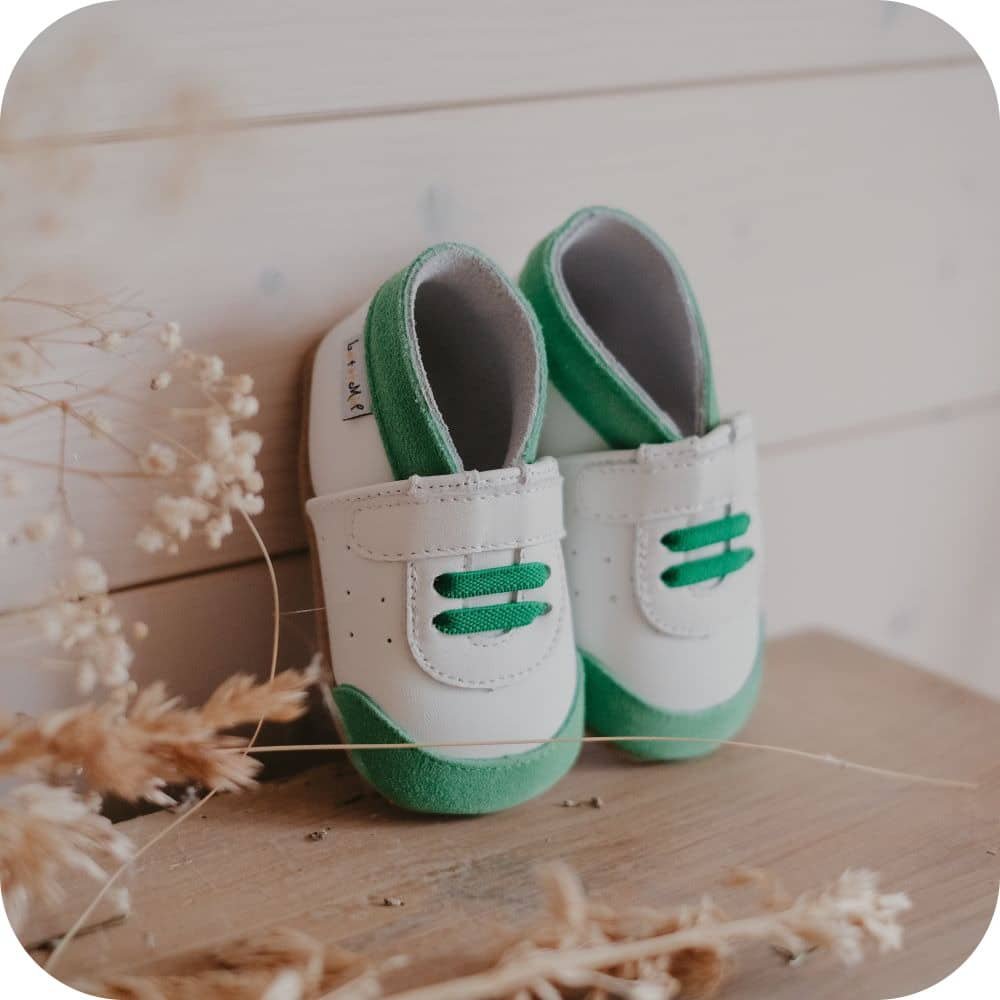 Weiße und Grüne Babyhausschuhe aus weichem Leder
