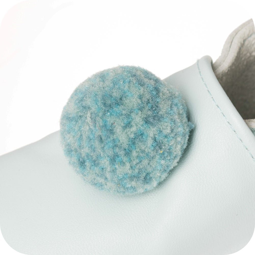 Babyhausschuhe mit Pompons Himmelblau