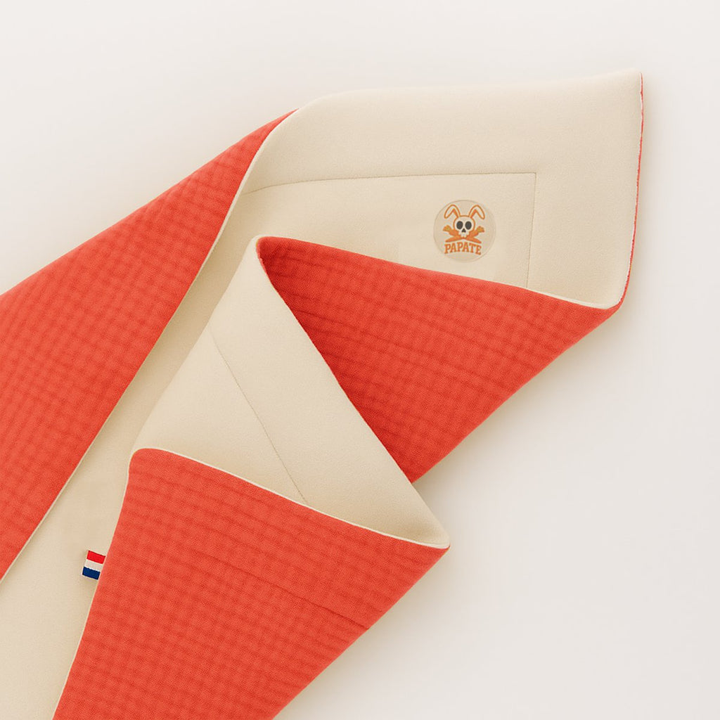 Weiße und Erdbeerfarbene Bio-Baumwolldecke