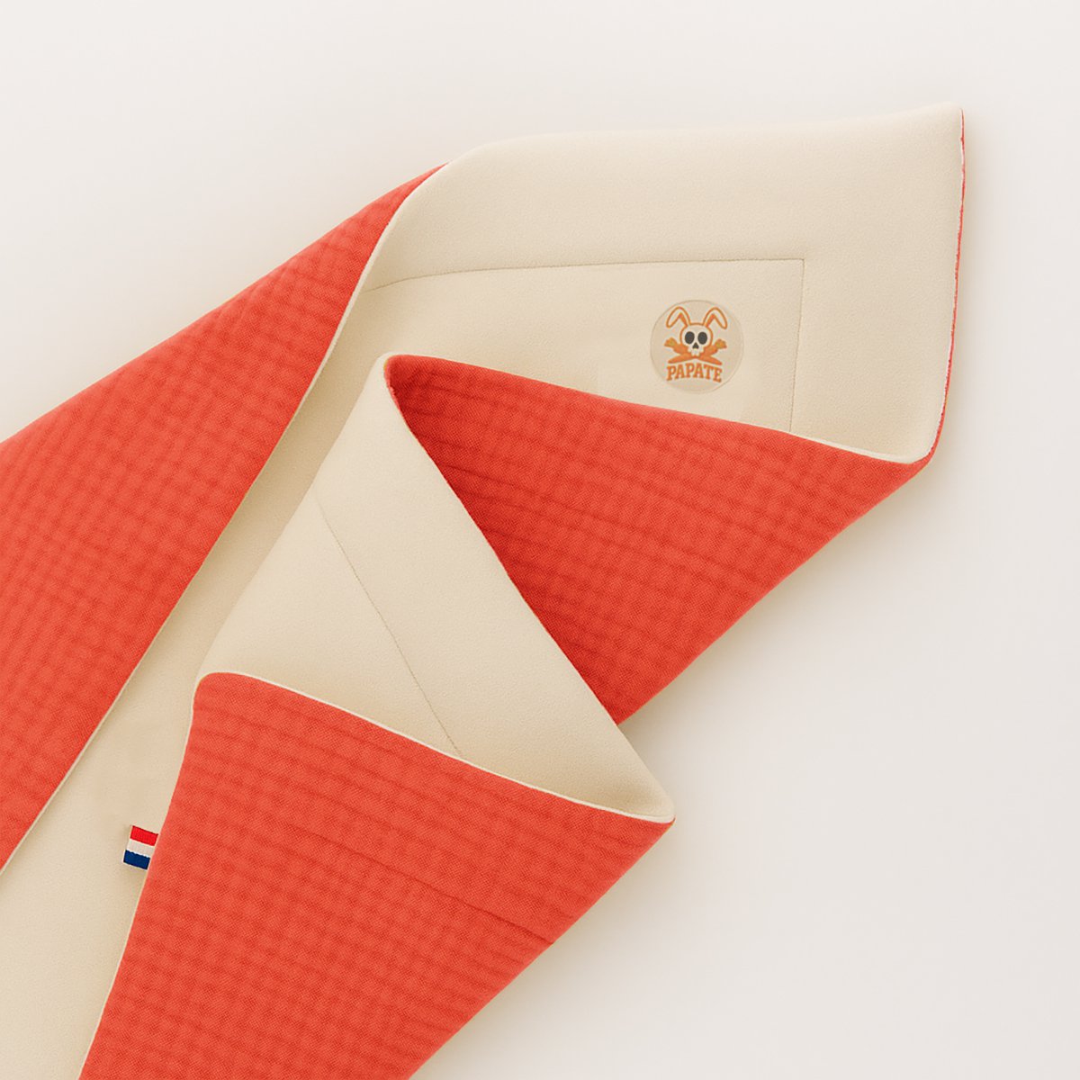 Weiße und Erdbeerfarbene Bio-Baumwolldecke