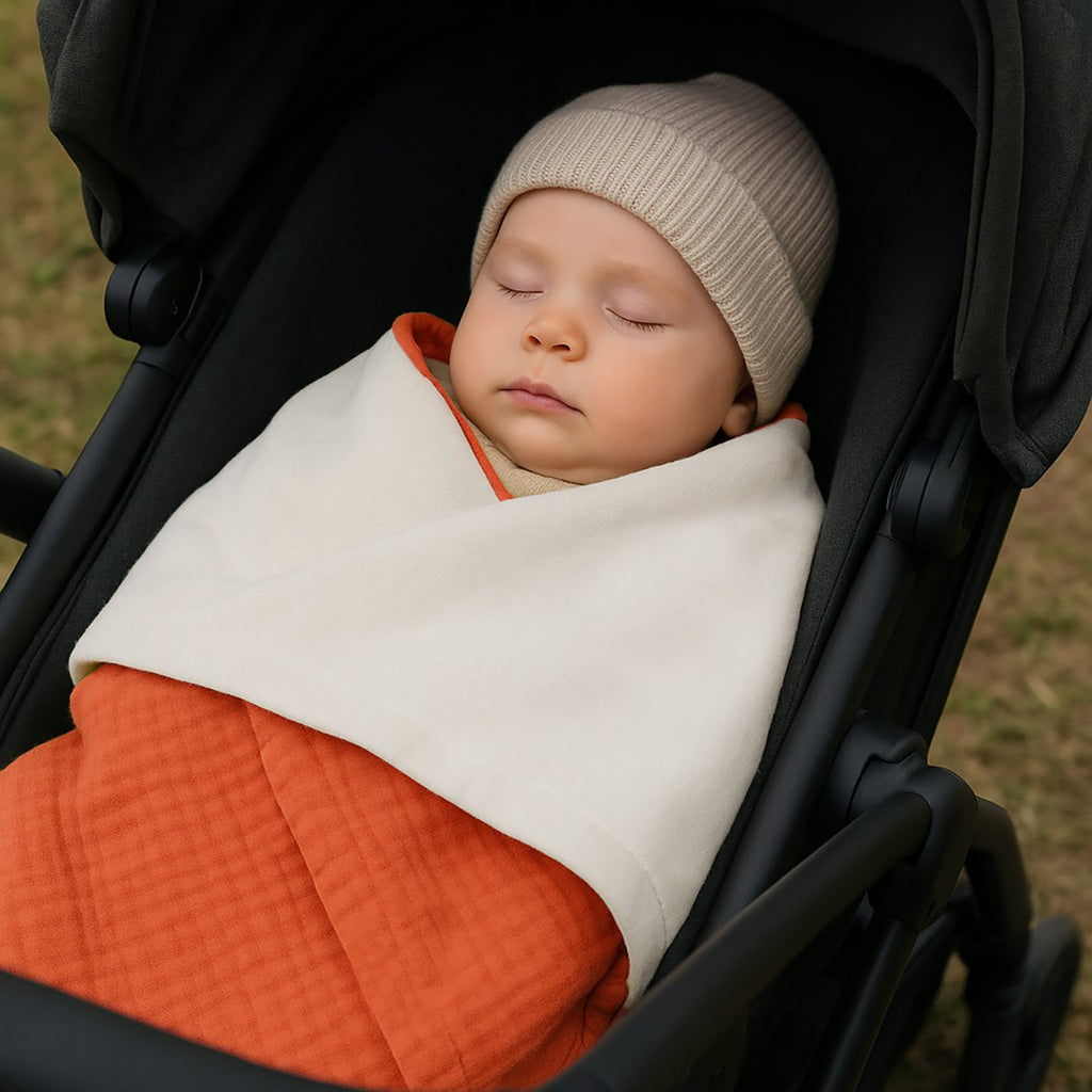 Weiße und Erdbeerfarbene Bio-Baumwolldecke